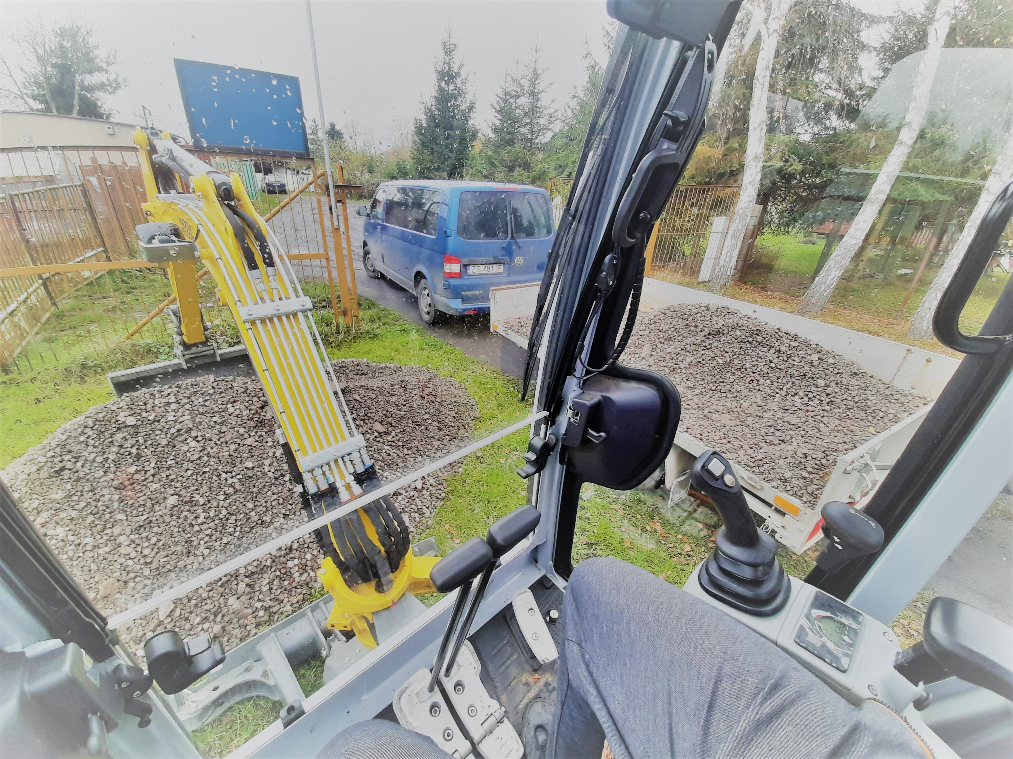 Minikoparka - równanie terenu Minikoparka - równanie terenu pod kontener socjalny